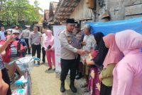 Kapolres Blora AKBP Wawan Andi Susanto, SH, SIK, MH bersama Ketua Bhayangkari Cabang Blora Ny. Retno Wawan Andi bersama Para Pejabat Utama Polres Blora dan Pengurus Bhayangkari Cabang Blora, memberikan sepeda dan sembako kepada Rumana Safira, anak yang mengalami tuna wicara.