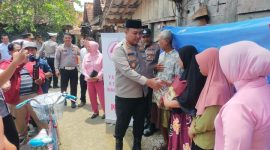 Kapolres Blora AKBP Wawan Andi Susanto, SH, SIK, MH bersama Ketua Bhayangkari Cabang Blora Ny. Retno Wawan Andi bersama Para Pejabat Utama Polres Blora dan Pengurus Bhayangkari Cabang Blora, memberikan sepeda dan sembako kepada Rumana Safira, anak yang mengalami tuna wicara.