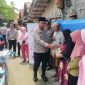 Kapolres Blora AKBP Wawan Andi Susanto, SH, SIK, MH bersama Ketua Bhayangkari Cabang Blora Ny. Retno Wawan Andi bersama Para Pejabat Utama Polres Blora dan Pengurus Bhayangkari Cabang Blora, memberikan sepeda dan sembako kepada Rumana Safira, anak yang mengalami tuna wicara.