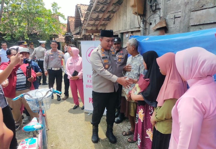 Kapolres Blora AKBP Wawan Andi Susanto, SH, SIK, MH bersama Ketua Bhayangkari Cabang Blora Ny. Retno Wawan Andi bersama Para Pejabat Utama Polres Blora dan Pengurus Bhayangkari Cabang Blora, memberikan sepeda dan sembako kepada Rumana Safira, anak yang mengalami tuna wicara.