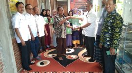 Perum Perhutani KPH Randublatung, saat memberikan bantuan TJSL Mushaf Al-Qur’an. Kamis (13/3/2025)