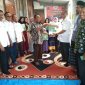 Perum Perhutani KPH Randublatung, saat memberikan bantuan TJSL Mushaf Al-Qur’an. Kamis (13/3/2025)