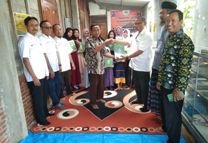 Perum Perhutani KPH Randublatung, saat memberikan bantuan TJSL Mushaf Al-Qur’an. Kamis (13/3/2025)