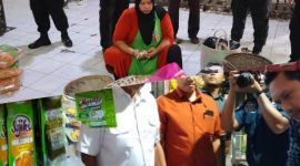 Kapolres bersama tim Satgas Pangan saat datangi pasar cek harga bahan pokok.