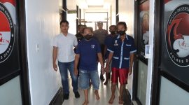 4 tersangka kasus perjudian saat digiring petugas Polres Demak.