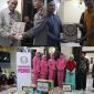 Kegiatan baksos Polres Demak dengan mahasiswa di pesisir pantai.