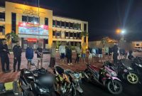 Polres Jepara saat mengamankan belasan remaja yang hendak melakukan perang air antar kelompok menjelang sahur di seputaran SPBU Bawu Batealit dan perempatan Bergat Desa Krapyak, Kecamatan Tahunan, pada Sabtu (15/3/2025) malam.