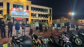 Polres Jepara saat mengamankan belasan remaja yang hendak melakukan perang air antar kelompok menjelang sahur di seputaran SPBU Bawu Batealit dan perempatan Bergat Desa Krapyak, Kecamatan Tahunan, pada Sabtu (15/3/2025) malam.