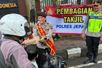 Petugas Polres Jepara saat bagikan takjil kepada masyarakat yang melintas di jalan.