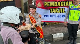 Petugas Polres Jepara saat bagikan takjil kepada masyarakat yang melintas di jalan.