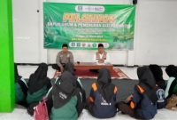 Para peserta pelatihan dapur umum dan pemenuhan gizi penyintas sedang dibreafing.