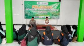 Para peserta pelatihan dapur umum dan pemenuhan gizi penyintas sedang dibreafing.