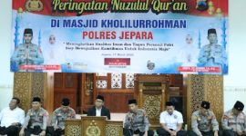 Suasana peringatan Nuzulul Qur'an Polres Jepara di Masjid Jami' Kholilurrohman Polres setempat, pada Senin (17/3/2025).