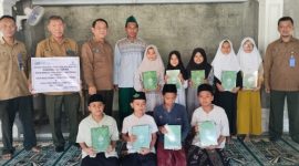 Perum Perhutani KPH Gundih, saat menyerahkan bantuan 18 buah mushaf Al-Qur’an Terjemahan kepada Majelis Nurul Hidayah Dusun Nangkas, Desa Monggot , Kecamatan Geyer, Kabupaten Grobogan.