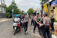 Personel Polres Jepara, saat bagikan takjil kepada masyarakat pengendara di jalan.