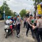 Personel Polres Jepara, saat bagikan takjil kepada masyarakat pengendara di jalan.