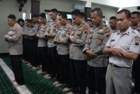 Kegiatan shalat gaib Polres Demak untuk 3 polisi yang gugur dalam bertugas di Lampung.