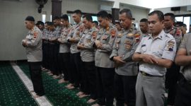 Kegiatan shalat gaib Polres Demak untuk 3 polisi yang gugur dalam bertugas di Lampung.