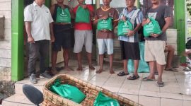 Kegiatan Perum Perhutani KPH Randublatung, membagikan paket sembako kepada tenaga kerja non karyawan.