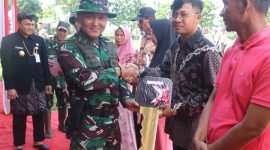 Dandim Pati, Letkol Inf. Jon Young Saragi, saat memberikan kunci secara simbolis.