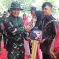 Dandim Pati, Letkol Inf. Jon Young Saragi, saat memberikan kunci secara simbolis.