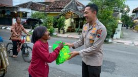 Kapolres Demak, AKBP Ari Cahya Nugraha, saat berbagi kepada warga yang membutuhkan.