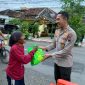 Kapolres Demak, AKBP Ari Cahya Nugraha, saat berbagi kepada warga yang membutuhkan.
