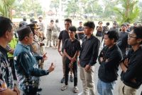 Perwakilan mahasiswa Aliansi Magelang Memanggil, saat berdiskusi dengan Ketua komisi C DPRD Kota Magelang fraksi PDIP, Nariskha. 