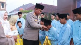 Kapolres Blora, AKBP Wawan Andi Susanto, S.H., S.I.K., M.H., saat memberikan santunan serta paket sembako dan sarung kepada anak-anak Panti Asuhan Darul Hadlonah.