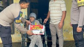 Ibu Nafiah saat mendapatkan bantuan kursi roda dan peket sembako dari Polres Blora.