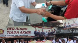 H. Sugeng Prasetyo, SE, MM, Wakil Bupati Grobogan, sekaligus Ketua DPC Partai Gerindra, saat bagikan takjil Ramadan kepada pengendara yang melintas.