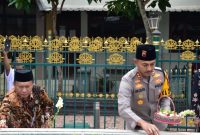 Kapolres Demak AKBP Ari Cahya Nugraha, saat menabur bunga di makam raja komplek Masjid Agung Demak, Kelurahan Kadilangu.