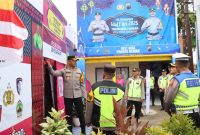 Kapolres Demak, AKBP Ari Cahya Nugraha, didampingi Ketua Bhayangkari Cabang Demak, Ny. Victoria Ari, saat mengunjungi Pos Pengamanan Lebaran.