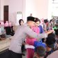 Kapolres Demak AKBP Ari Cahya Nugraha, saat berinteraksi dengan anak-anak yatim piatu.