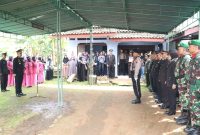Kapolres Jepara bersama Ratusan personel Polres Jepara saat menghantarkan pemakaman jenazah almarhum Ipda Bagus Pulung Legowo.