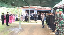 Kapolres Jepara bersama Ratusan personel Polres Jepara saat menghantarkan pemakaman jenazah almarhum Ipda Bagus Pulung Legowo.