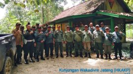 Personel pengamanan Perhutani KPH Randublatung saat berpose dengan Waka Divre Jateng dan jajarannya.