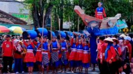 Peserta festival parade seni budaya HUT Grobogan ke 299 persiapan membawakan tarian Kedung Ombo.