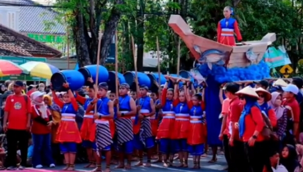 Peserta festival parade seni budaya HUT Grobogan ke 299 persiapan membawakan tarian Kedung Ombo.
