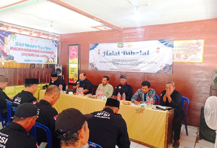 Pengurus Ikatan Pencak Silat Indonesia (IPSI) saat halal bihalal di Rumah makan Kalkun, Jalan Tunjungan, Blora. Sabtu (26/4/2025).