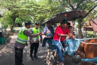 Personel Polsek Karanganyar saat melaksanakan patroli dan pengamanan di obyek wisata Demak Green Garden (Degega), Kamis (3/4/2025).