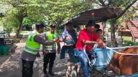 Personel Polsek Karanganyar saat melaksanakan patroli dan pengamanan di obyek wisata Demak Green Garden (Degega), Kamis (3/4/2025).