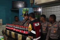 Personel Polres Demak, saat gelar razia miras jenis es Moni.