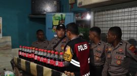 Personel Polres Demak, saat gelar razia miras jenis es Moni.
