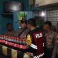 Personel Polres Demak, saat gelar razia miras jenis es Moni.