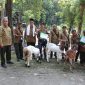 KPH Telawa saat memberikan kambing kepada mandor berprestasi.