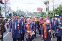 Foto: Forkopimda Jepara, saat menggelar kirab dan melakukan prosesi buka luwur di Kompleks Makam Mantingan, Kecamatan Tahunan, Kabupaten Jepara, pada Rabu (9/4/2025). 