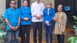 Vio Sari bersama ibu, dan karyawannya, saat berpose dengan Jokowi.