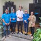 Vio Sari bersama ibu, dan karyawannya, saat berpose dengan Jokowi.