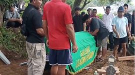 Suasana pemakaman jenazah Moch Safiq di TPU setempat. Jumat (11/4/2025).